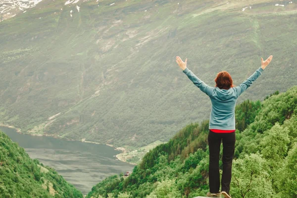 フィヨルド ノルウェーの山の女性観光客 — ストック写真