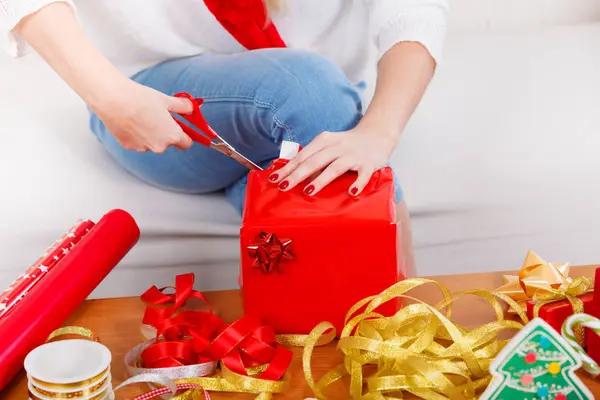 Женщина в руках готовит рождественские подарки — стоковое фото