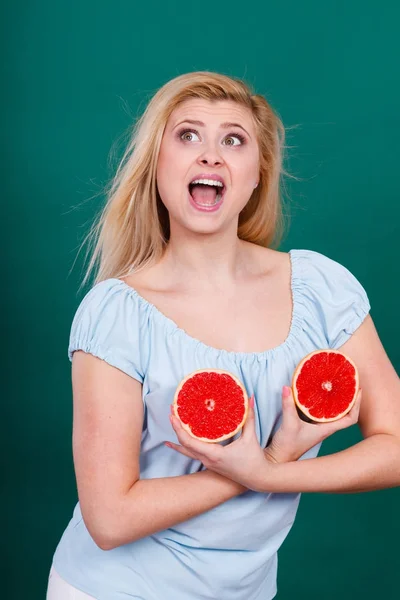 Mujer sosteniendo pomelo rojo en el pecho — Foto de Stock