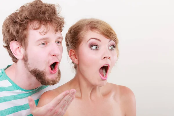 Largo olhos casal surpreso expressão aberta boca — Fotografia de Stock
