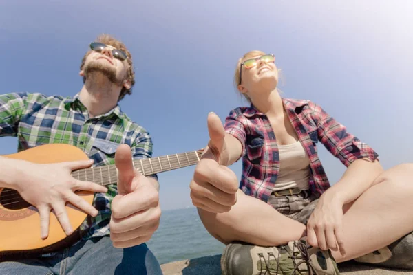 Giovane hipster con chitarra e donna . — Foto Stock