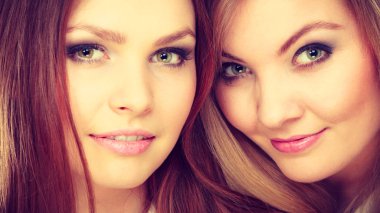 Büyüleyici pozitif kadın kardeşler.