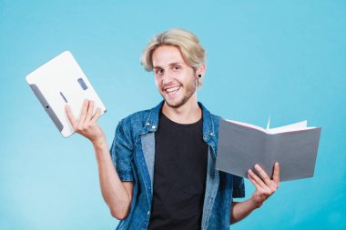 Tablet ve kitap tutan adam öğrenci.