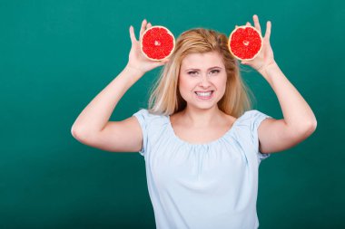 Kadın greyfurt narenciye meyve elinde tutan