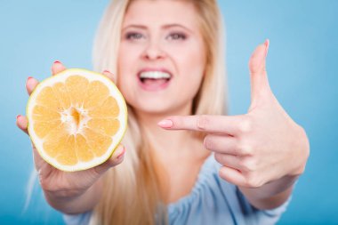 Greyfurt narenciye işaret eden kadın