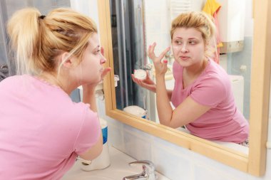 Kadın yüz kremi parmağını ile uygulama