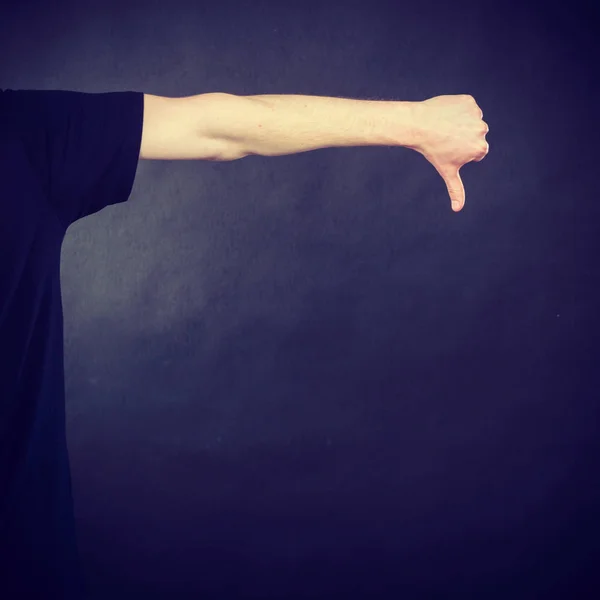 Uomo mano facendo pollice verso il basso gesto — Foto Stock