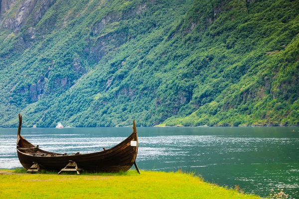 Altes hölzernes Wikingerboot in norwegischer Natur — Stockfoto