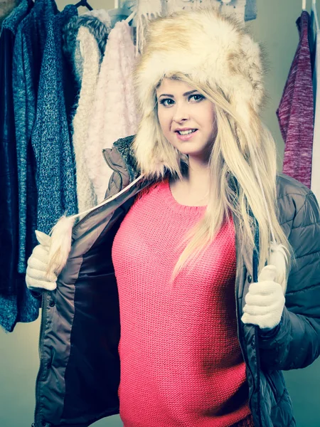 Женщина выбирает зимний наряд в гардеробе — стоковое фото