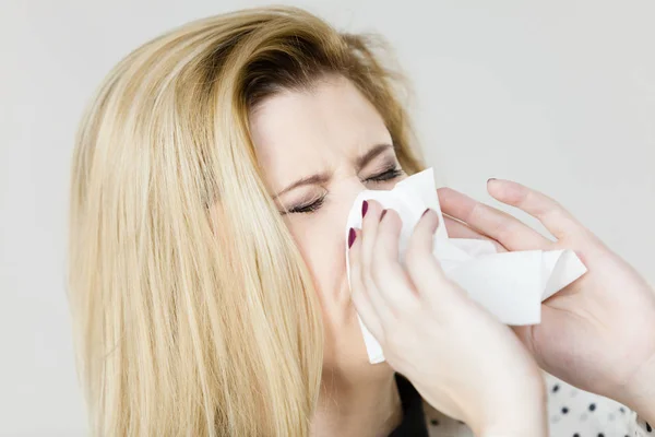 Mulher doente com gripe espirra para o tecido — Fotografia de Stock