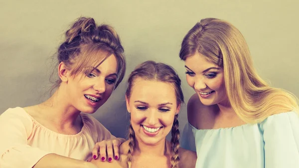 Positive female friends having fun — Stock Photo, Image