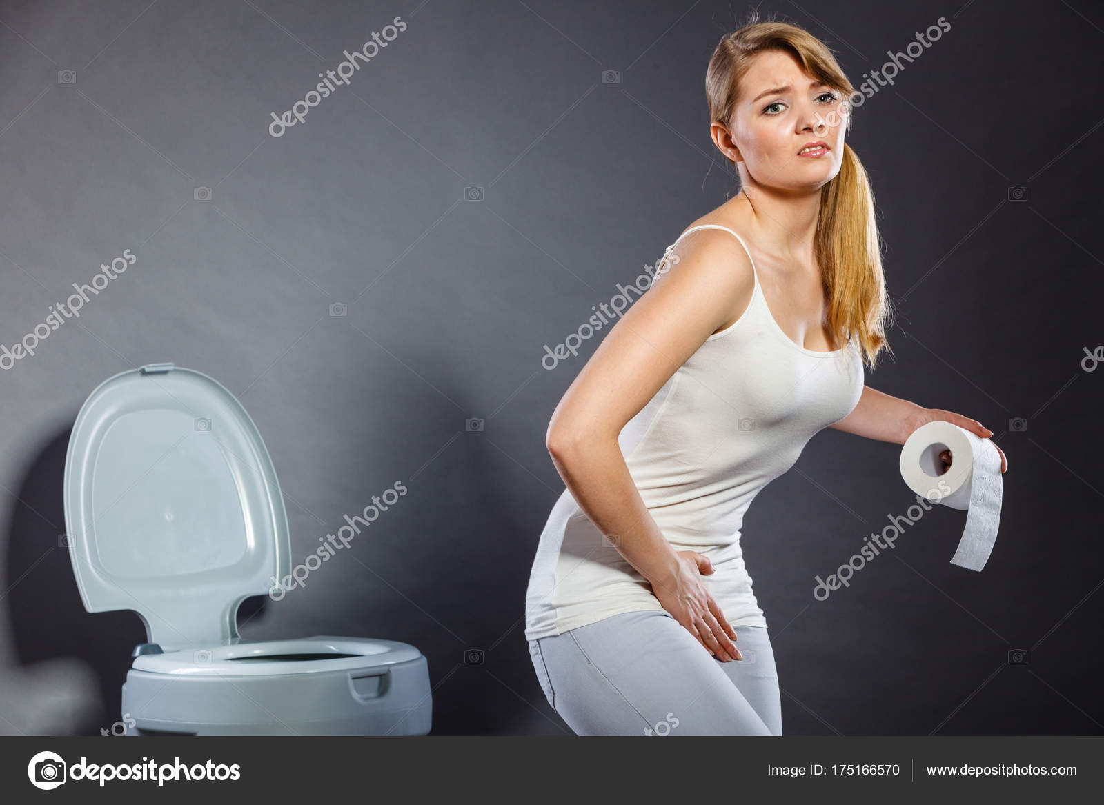 девочки сидят на унитазе. девчонка на унитазе. женщина смотрит туалет. женщина смотрит туалет. женщина смотрит туалет.