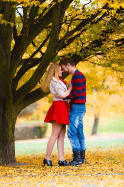 Genç çift parkta tarihte karşılamak..