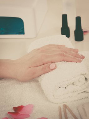 Havlu, manikür kümesinin yanındaki kadın el