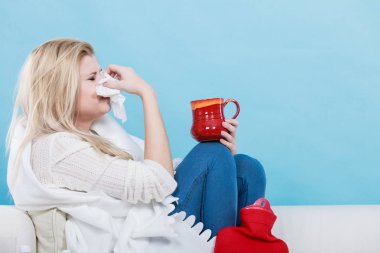 Kadının koltukta yalan grip olan hasta