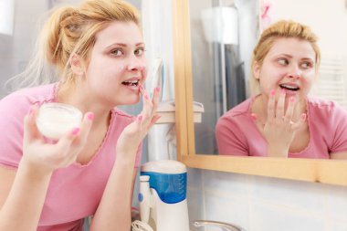 Kadın yüz kremi parmağını ile uygulama