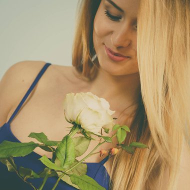 Güzel kadın holding beyaz gül