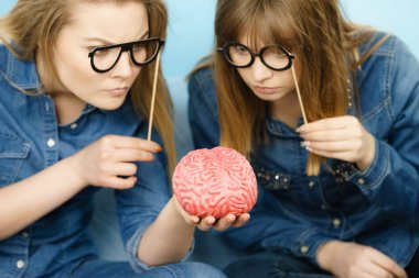 Düşünme iki ciddi kadın arkadaş