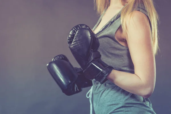 Exercício Boxer menina com luvas de boxe . — Fotografia de Stock