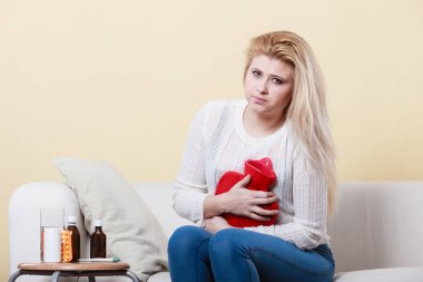 Cofa üzerinde oturan kadın duygu mide krampları