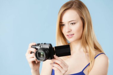 Mavi kamerada sarışın kadınla