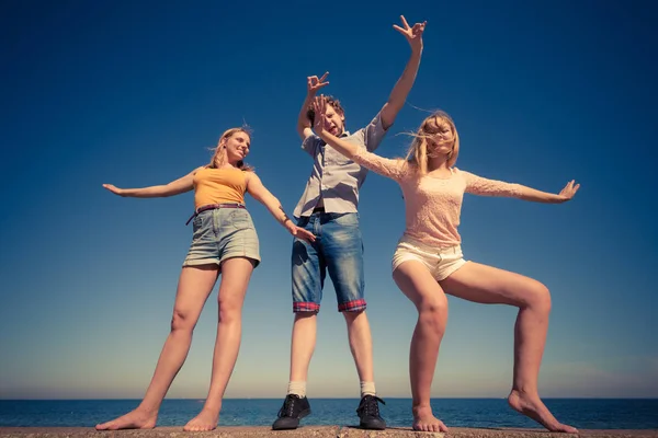 Grupo amigos chico dos niñas divertirse al aire libre — Foto de Stock