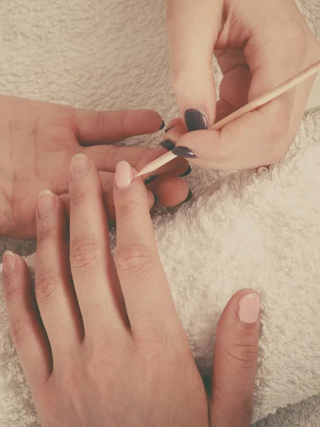 Mujer en salón de belleza haciendo manicura . — Foto de Stock