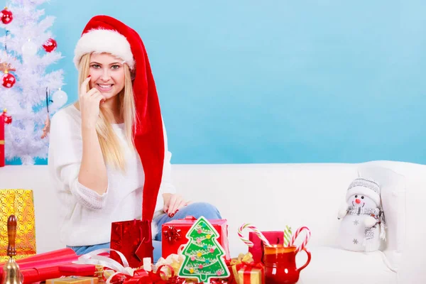 Vrouw in KERSTMUTS voorbereiding Kerstcadeaus — Stockfoto