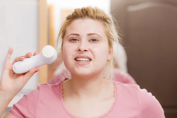 Mujer feliz usando cepillo de limpieza facial —  Fotos de Stock