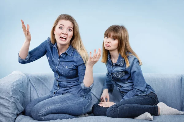 Due donne amiche avendo strano conversazione — Foto Stock