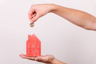 Adam evi servet para koyarak