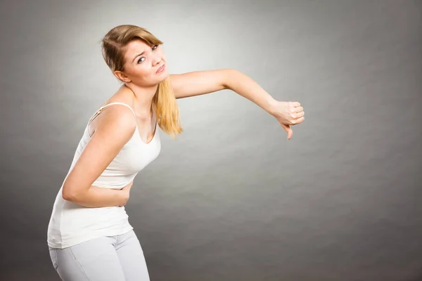 Mujer sufre de dolor de vientre . — Foto de Stock