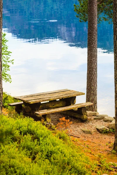 Acampamento com mesa de piquenique no parque da Noruega — Fotografia de Stock