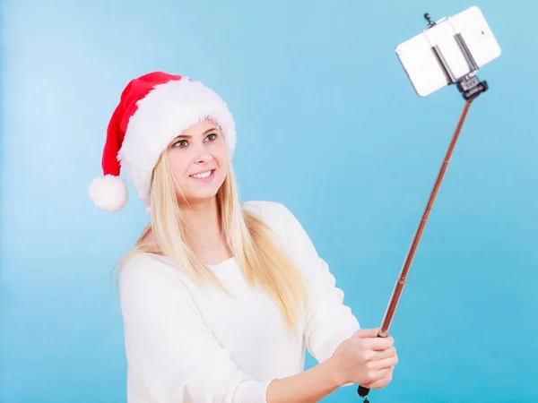 Mulher de chapéu de Santa tirando selfie de Natal — Fotografia de Stock