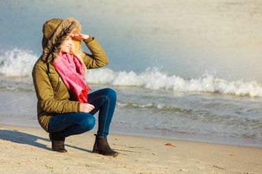 Plajda, rahatlatıcı kadın soğuk gün