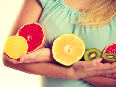 Meyve kivi tutan kadın. portakal, limon ve greyfurt