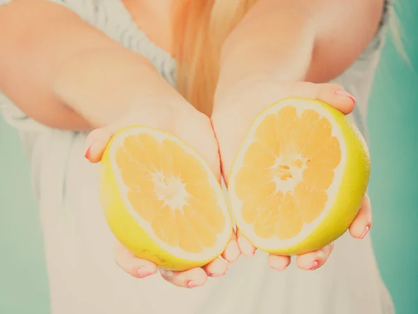 Metades de citrinos de toranja amarela em mãos humanas — Fotografia de Stock