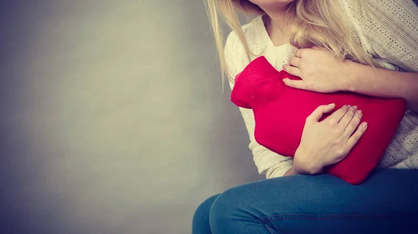 Vrouw gevoel maag krampen bedrijf heet waterfles — Stockfoto