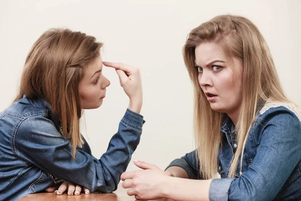 Zwei Frauen haben sich gestritten — Stockfoto