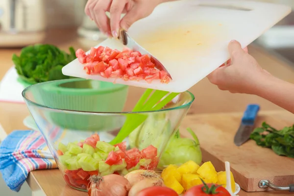 Mujer preparando verduras ensalada rebanando tomate —  Fotos de Stock