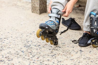 Tekerlekli paten üzerinde açık koyarak kadın.