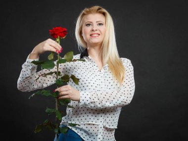 Siyah gül çiçek tutan kadın