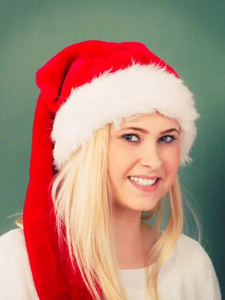 Jovem feliz usando chapéu de Papai Noel — Fotografia de Stock