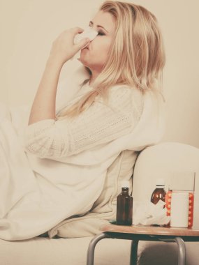 Kadının koltukta yalan grip olan hasta