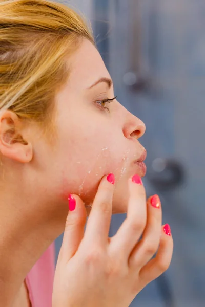 Vrouw peel off masker verwijderen uit haar gezicht — Stockfoto