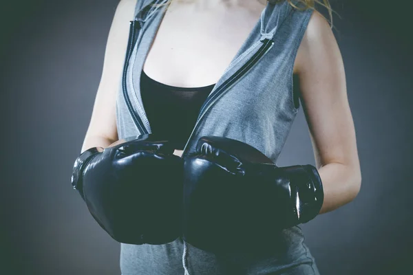 Boxerinnen üben mit Boxhandschuhen. — Stockfoto