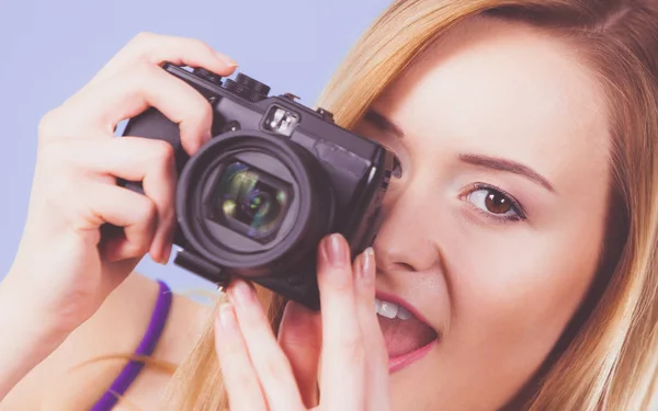 Mavi kamerada sarışın kadınla — Stok fotoğraf