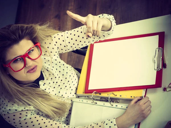 Mujer de negocios feliz en la oficina — Foto de Stock