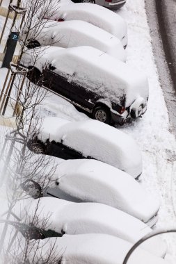 Kış blizzard sonra araba park