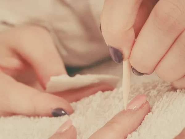 Schoonheidsspecialiste voorbereiding nagels voor manicure, nagelriemen terug te duwen — Stockfoto